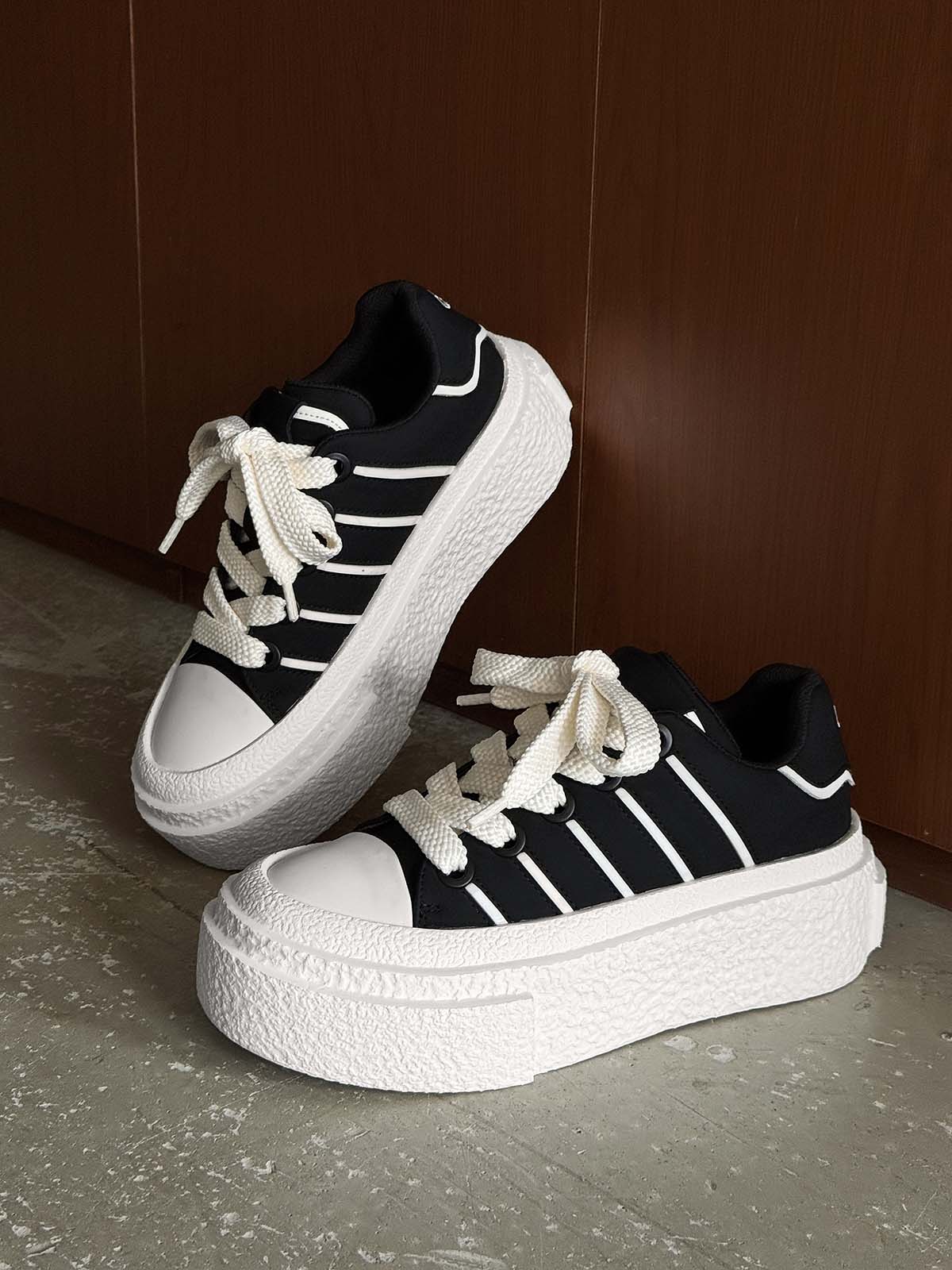 Sneakers Round Toe