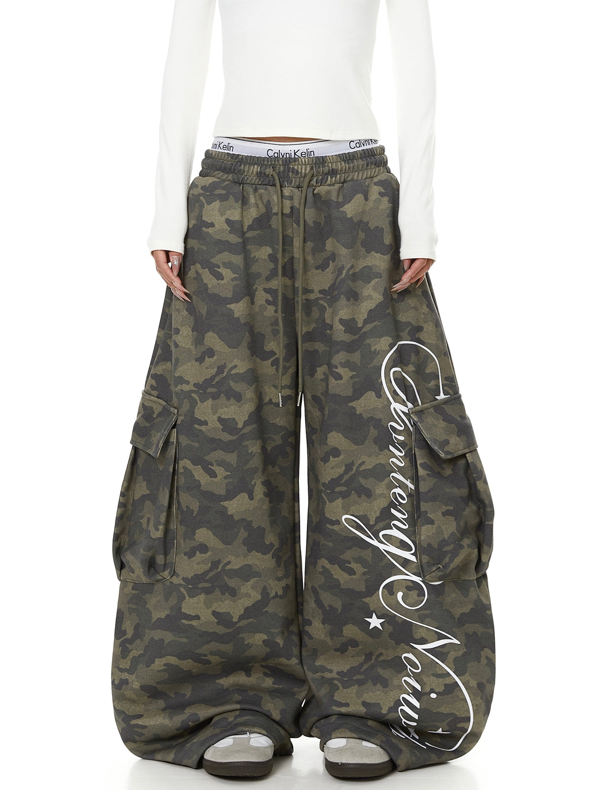 Camo Cursive Script Print Wide-Leg Sweatpants