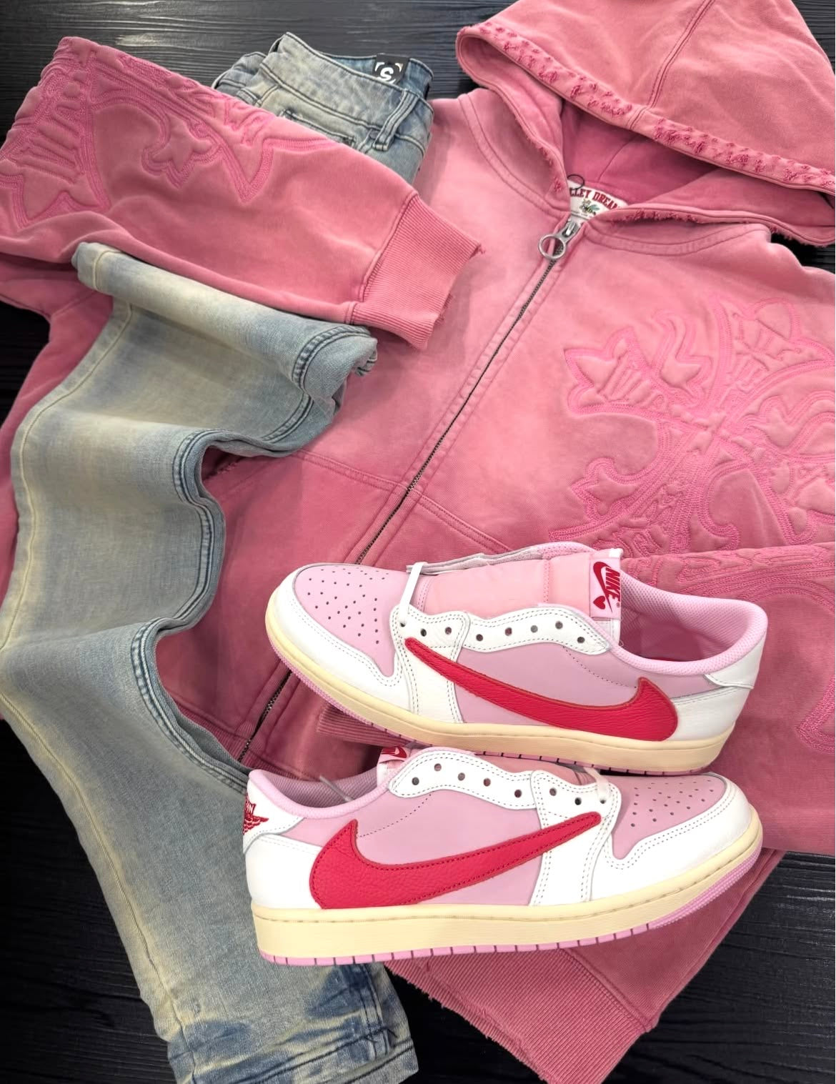 Travis Scott × AJ1 Low "Shy Pink"