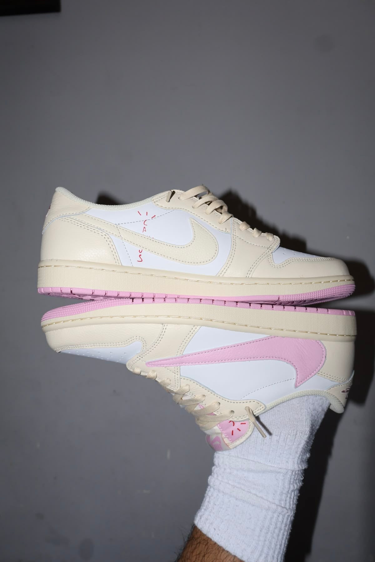 Travis Scott x Air Jordan 1 Low Soft Powder Pouring