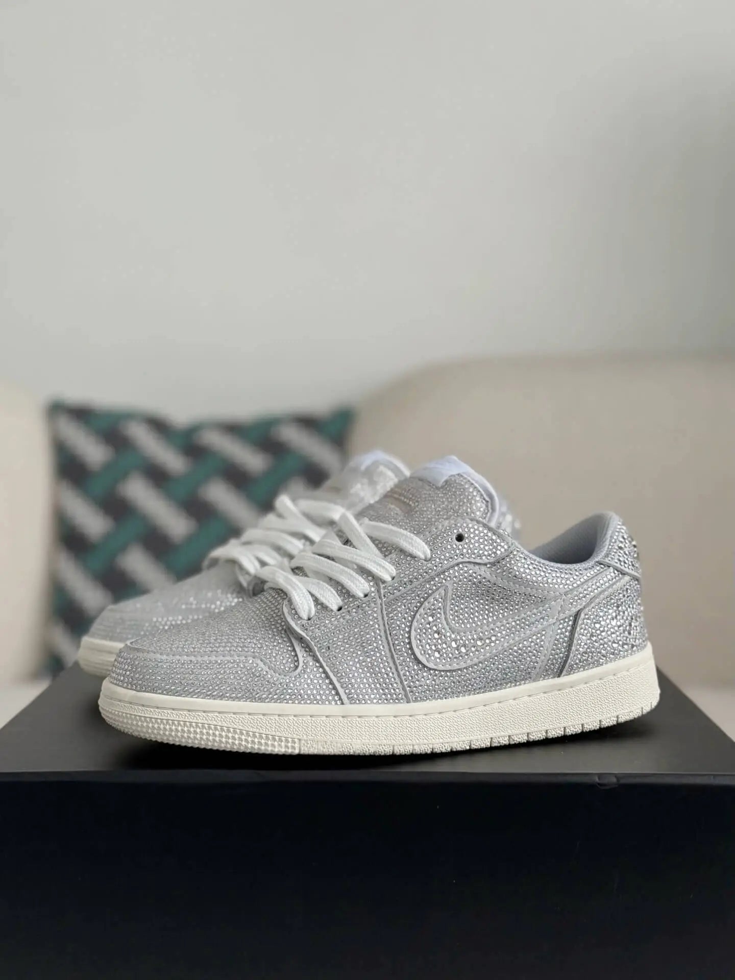 Air Jordan 1 Low “Platinum Sparkle” Silver