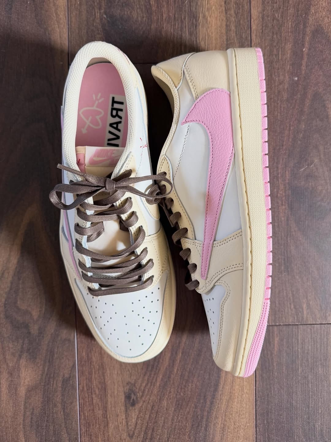 Travis Scott x Air Jordan 1 Low Soft Powder Pouring