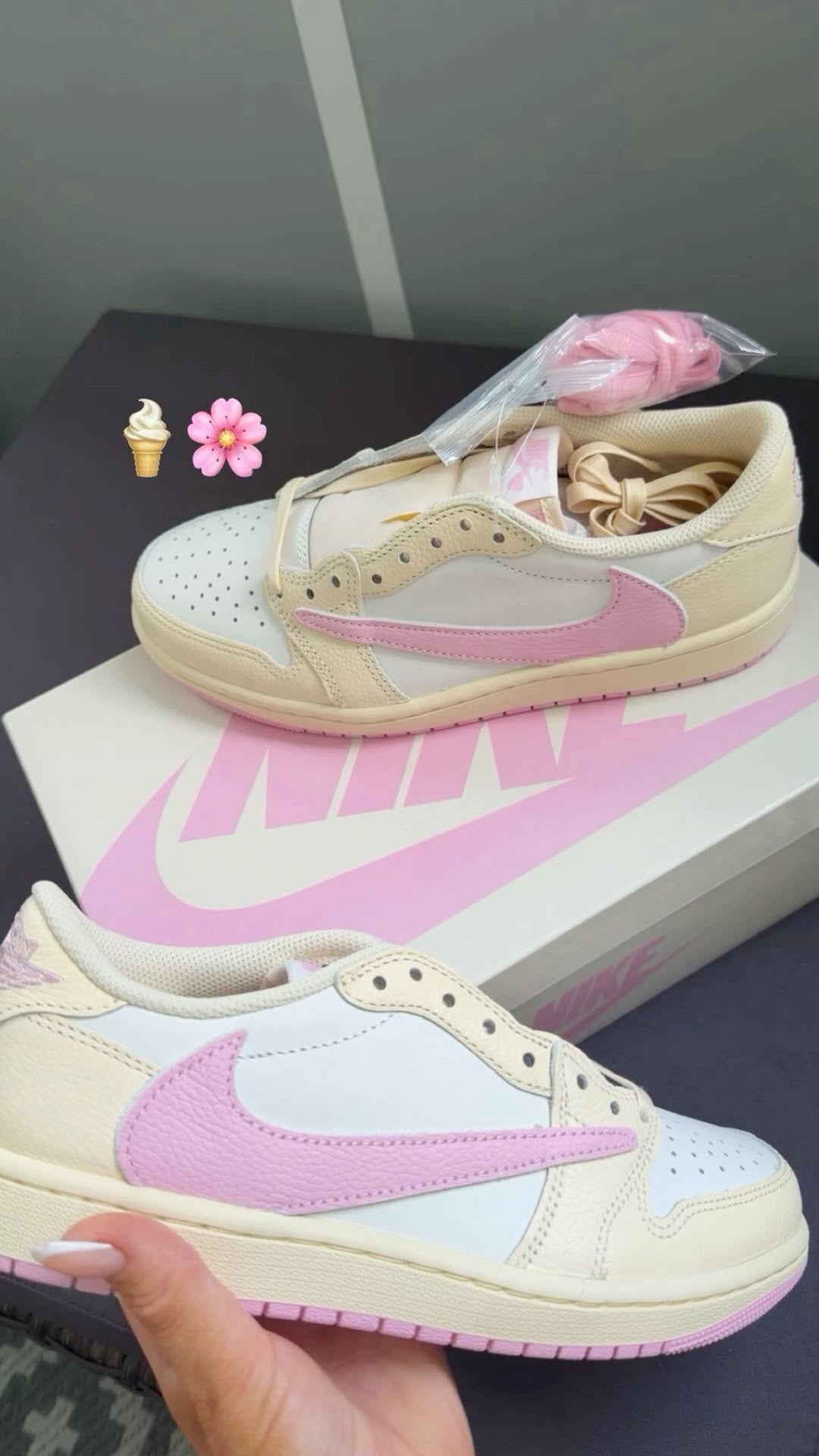 Travis Scott x Air Jordan 1 Low Soft Powder Pouring