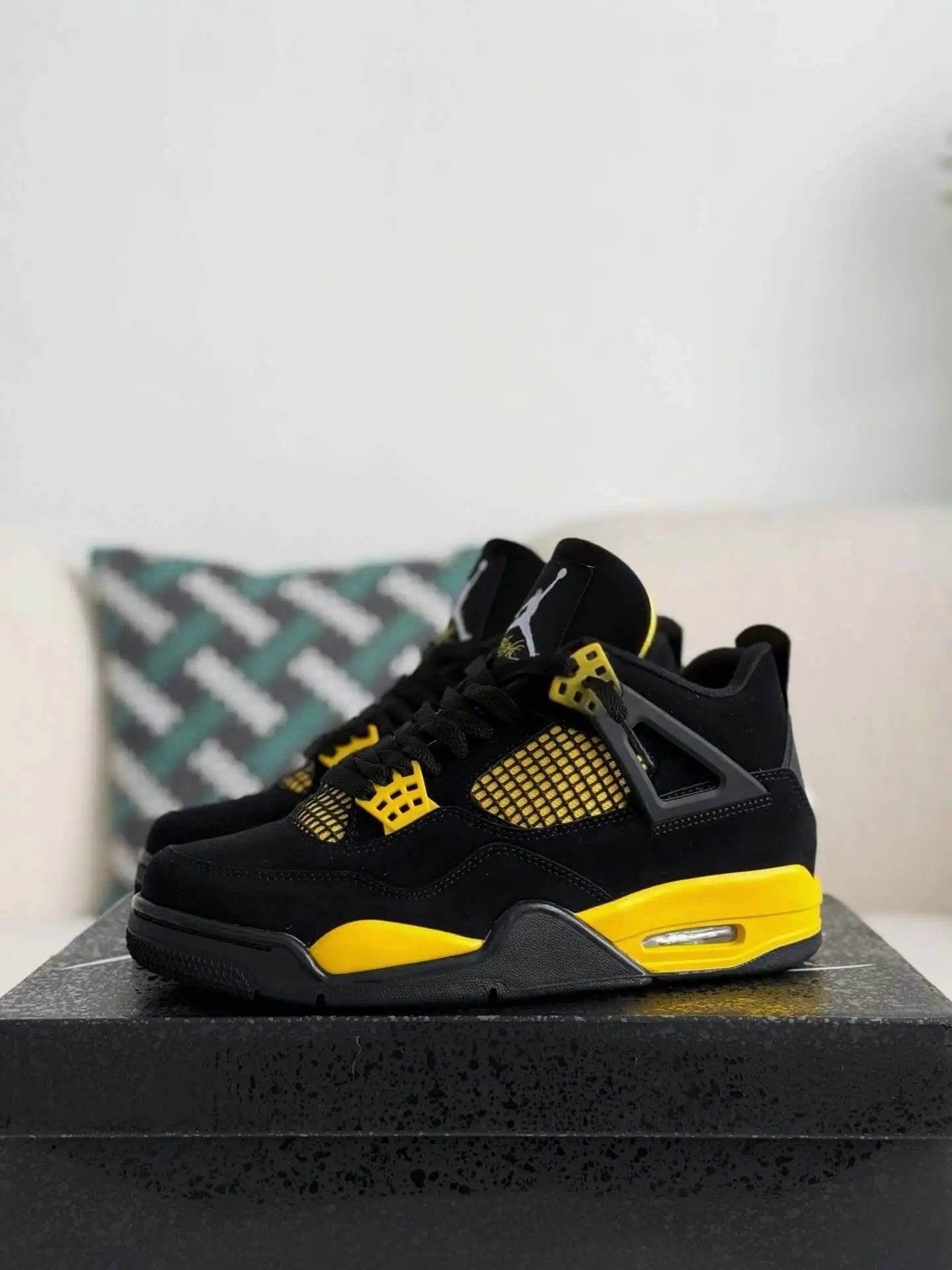 Air Jordan 4 Retro Thunder -black & Yellow
