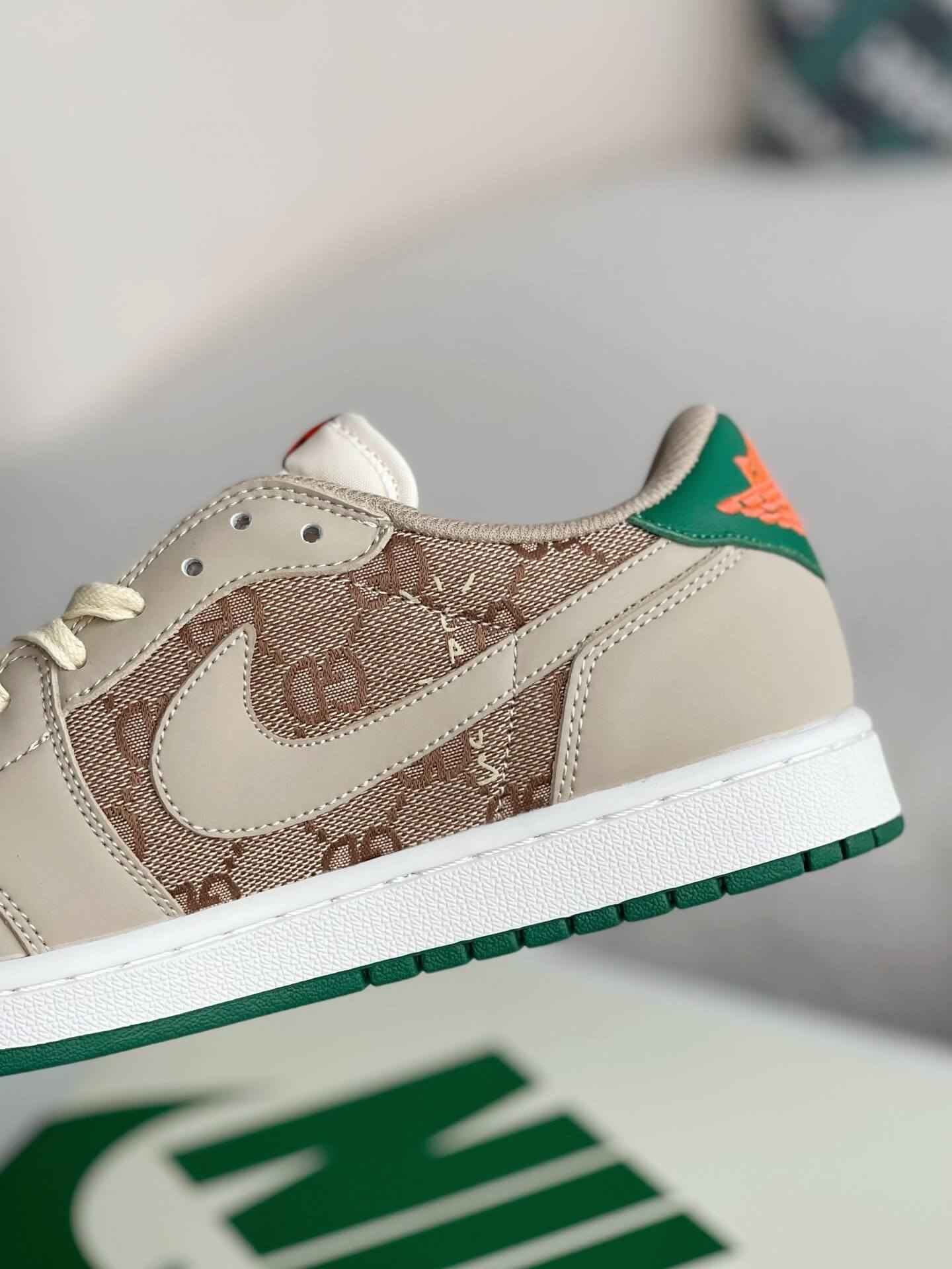 Travis Scott x Gucci Custom – Beige GG Supreme & Green Leather