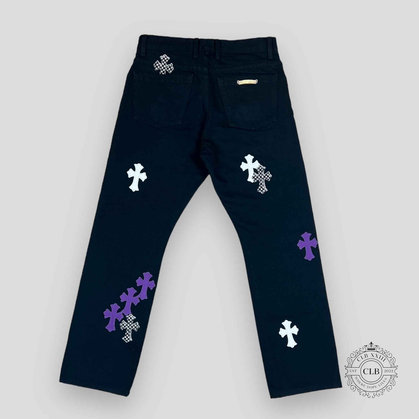 CHROME HEARTS CROSS PATCH  FLEURKNEE JEANS - BLACK / PURPLE