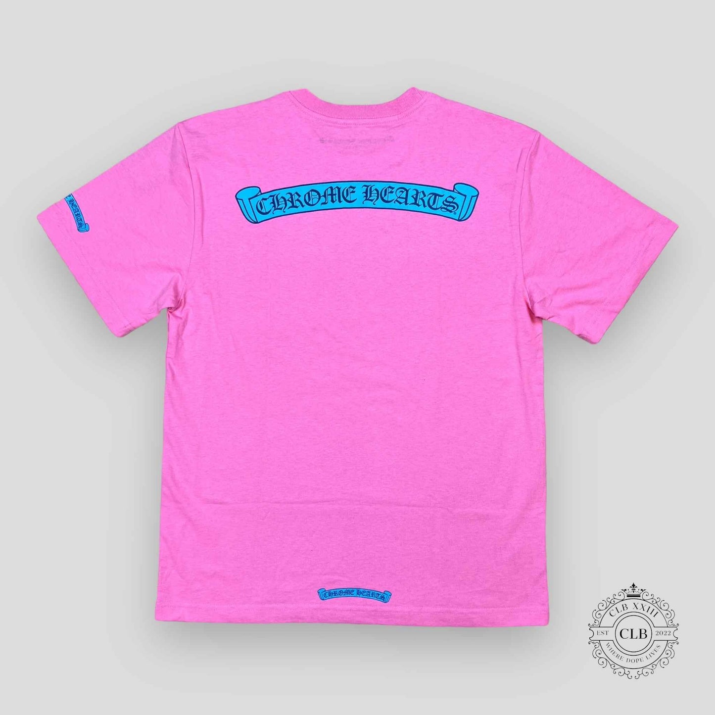 CHROME HEARTS SCROLL LOGO POCKET T-SHIRT - PINK / BLUE